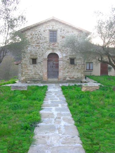 a stone house with a stone path leading to it at Agriturismo Le Volte in Mocaiana