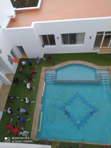 Piscina de la sau aproape de Appart-Hotel SOFINES