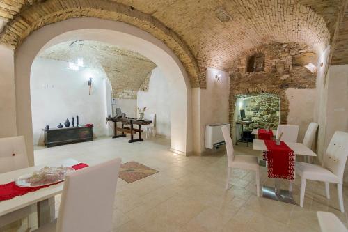 a large dining room with a table and chairs at Residenza La Nivera in Miglionico