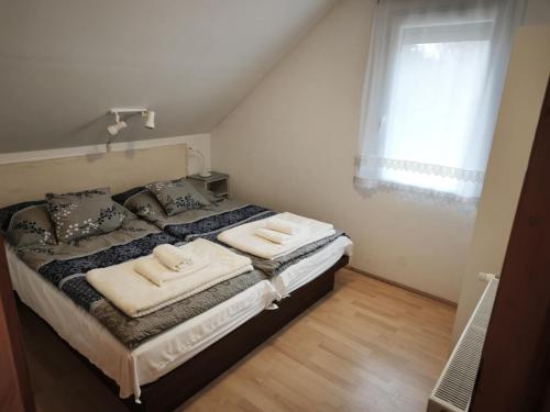 En eller flere senge i et værelse på Magyar Tenger Pihenőház, 4-8 főre Balatonakarattya