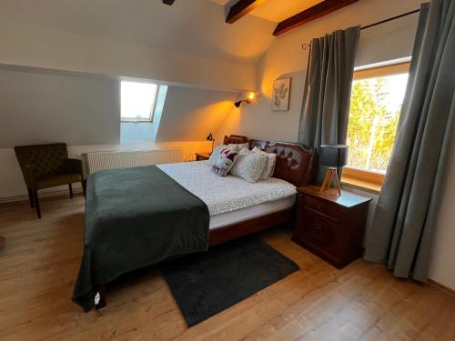 ein Schlafzimmer mit einem Bett und einem Fenster in der Unterkunft Green House kuća s 4 spavaće sobe in Stara Sušica