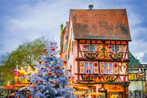 Maison Saint-Pierre في Issenheim: شجرة عيد الميلاد أمام مبنى