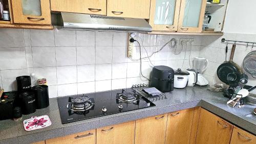 Kuchyň nebo kuchyňský kout v ubytování Cozy Private Room in Taman Desa with Shared Bathroom