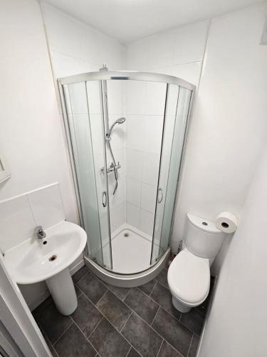 a bathroom with a shower and a toilet and a sink at Moor Layover Heathrow - Cozy Crew Stay - 10 min to Airport in Harmondsworth
