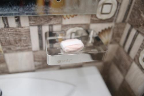 Nahaufnahme einer Spielküche mit Spüle in der Unterkunft Rivinu Holiday Resort in Ella