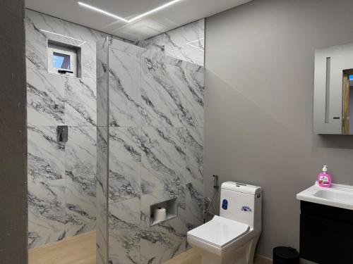 Et badeværelse på Comfort Inn Guest House