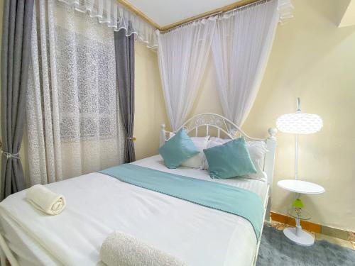 Giường trong phòng chung tại Beautiful Spaces Haven a 3 bedroomed stand alone