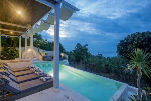 une image d'une piscine dans une maison dans l'établissement The Puncak Private Villa, à Nusa Lembongan