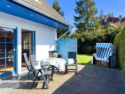un patio avec une table et des chaises sur un patio dans l'établissement Weststrandläufer, à Wieck