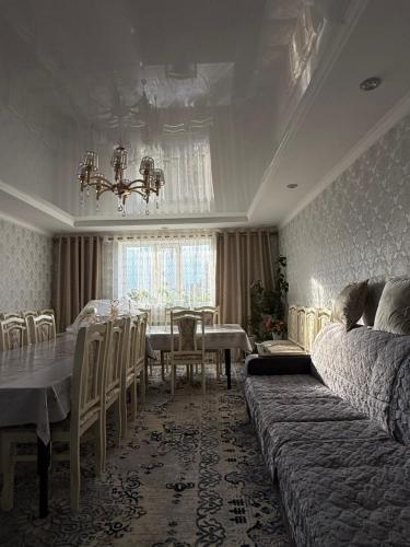 a dining room with a dining table and a dining roomiasm at Don-Talaa Guest House in Döng-Talaa