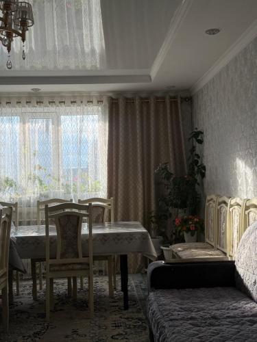 a dining room with a table and chairs at Don-Talaa Guest House in Döng-Talaa