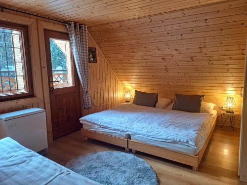En eller flere senge i et værelse på Chata Pod Dlhou malá Podbanské