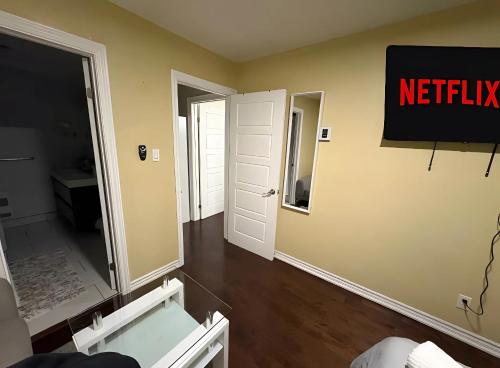 een woonkamer met een televisie en een badkamer bij Chapman H in Toronto