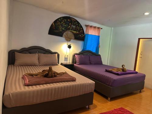 En eller flere senge i et værelse på Lanta bluewave Bungkalow