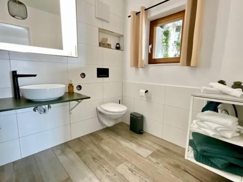 Phòng tắm tại LÜFTLE neue gemütliche große Familien Ferienwohnung im Allgäu