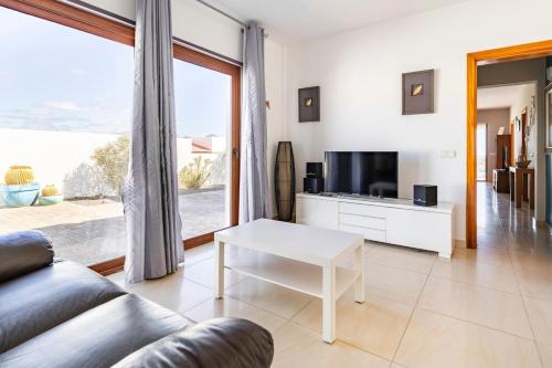 3 bedroom villa with pool and jacuzzi