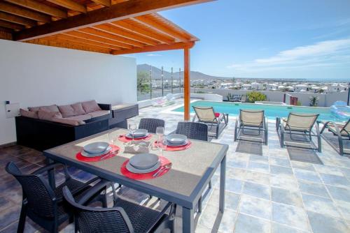 3 bedroom villa with pool and jacuzzi