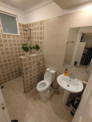 Et badeværelse på Bhurban Luxury Suites