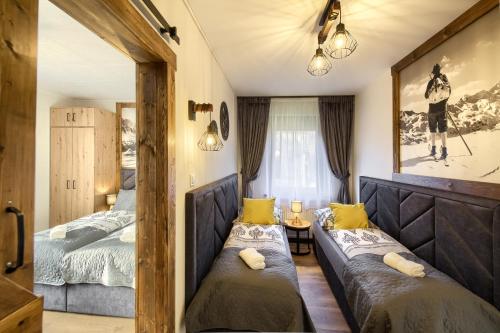 a bedroom with two beds and a couch at Chata u Bożeny in Muszyna