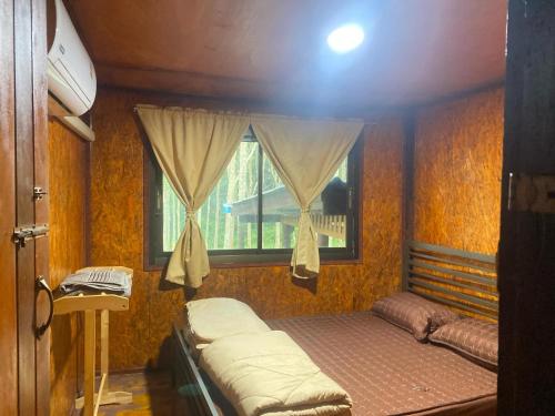 Giường trong phòng chung tại Bann Koh Pu Homestay
