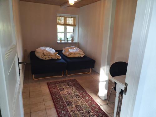 a small room with a bed and a window at Slotsgaardens ferielejlighed in Rødding