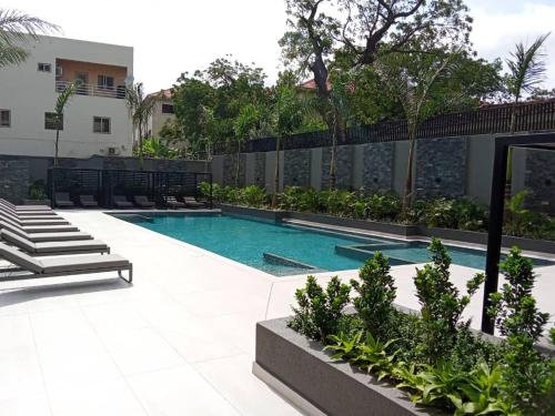 阿克拉Executive Studio at Bantree的大楼旁的游泳池