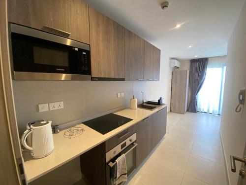 阿克拉Executive Studio at Bantree的厨房配有带微波炉的台面