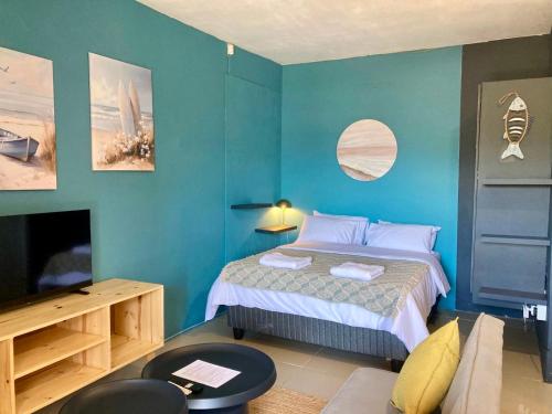 En eller flere senge i et værelse på Studio Gordons Bay Mountain