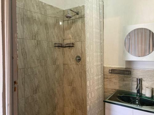 Et badeværelse på Studio Gordons Bay Mountain