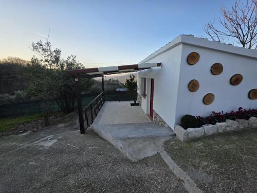 een wit gebouw met een veranda en een trap bij B e B LEMI in Ponte