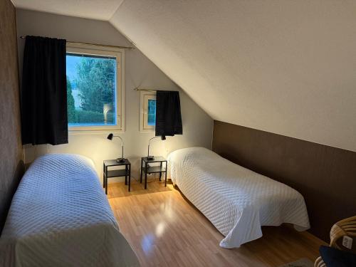 En eller flere senge i et værelse på Villa Jokiranta