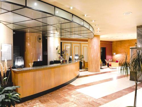 een lobby van een hotel met een receptie bij Mercure Limoges Centre in Limoges
