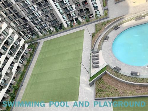 een bovenaanzicht van een zwembad en appartementengebouwen bij Premium Twin King Ensuite plus Double sofa bed - Mcity shopping center - Clayton - Monash University and Hospitals - Super Fast Wifi - Free Parking & Amenities - Complementary drinks & coffee in Clayton North