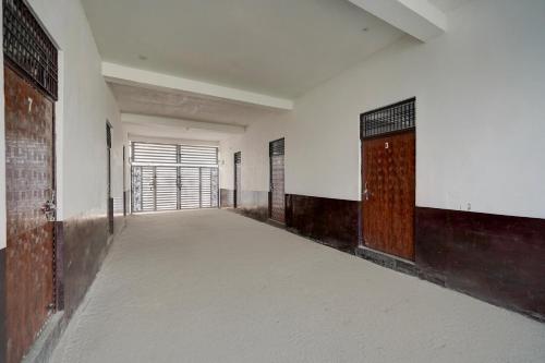 un corridoio vuoto di un edificio con porte e una stanza di SPOT ON Royal Palace a Mandhana