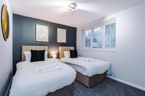 En eller flere senge i et værelse på 2 BDR House By Eason Stays Short Lets Stockport