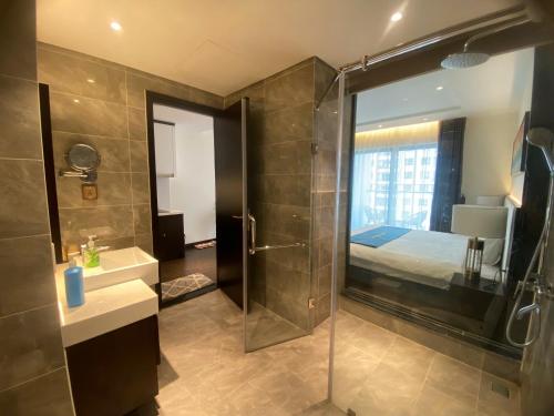 een badkamer met douche, wastafel en toilet bij Sapphire Residence Hạ Long in Ha Long