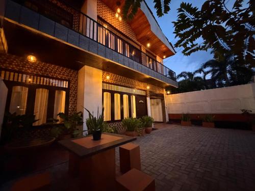 een gebouw met een binnenplaats met potplanten en verlichting bij Red Heritage in Dikwella