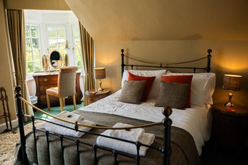 una camera da letto con un letto grande con cuscini rossi di Rhumhor House a Carrick