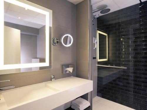 Et badeværelse på Mercure Paris Ivry Quai De Seine