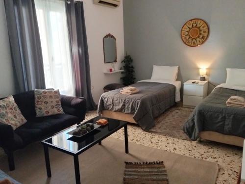 En eller flere senge i et værelse på SUNRISE near the sea apartment