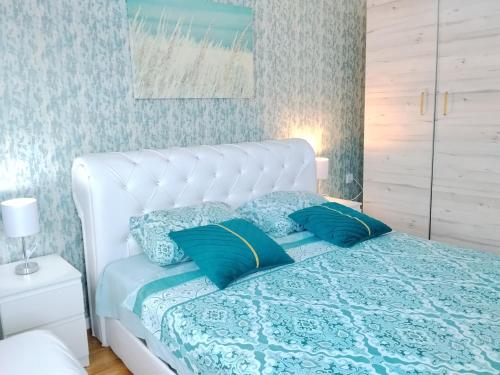 En eller flere senge i et værelse på GREEN HILL Lux Apartments