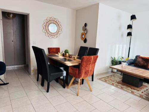 Een zitgedeelte bij Le Cocon Bright Large TV Free parking