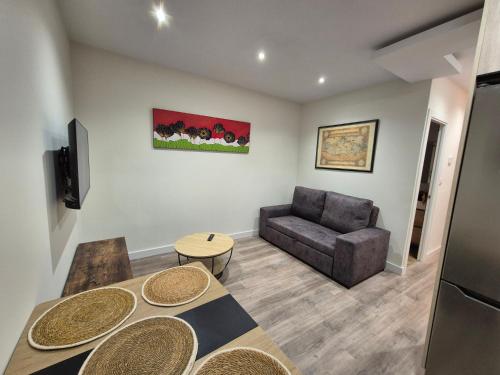 a living room with a couch and a table at Escola in Ourense