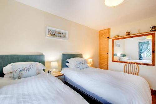 Giường trong phòng chung tại 2 Bed in Pwllheli oc-wag560