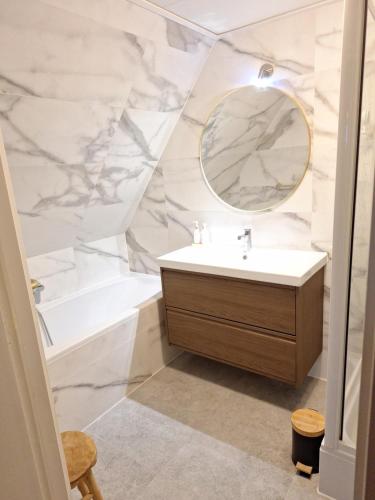 a bathroom with a sink and a tub and a mirror at 't Wapen van Middelie in Middelie