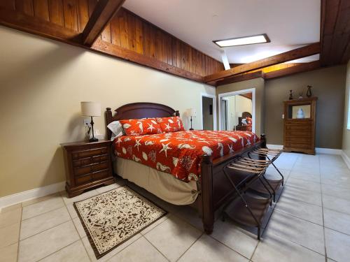 een slaapkamer met een bed en een spiegel bij Launch & Lounge in Titusville