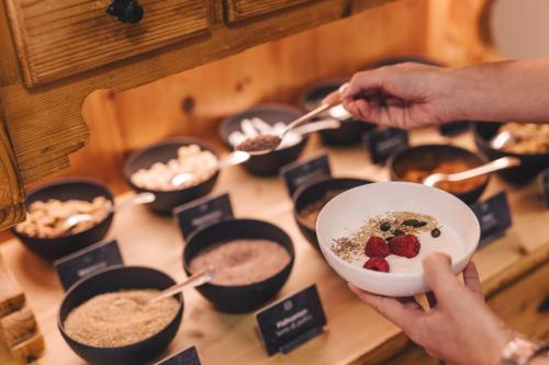 思科纳霍安瓦特酒店的把一碗食物放在桌上的人