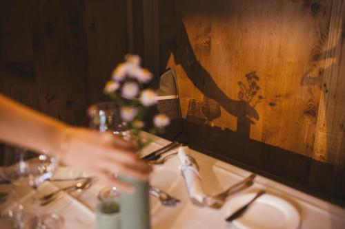 un bagno con lavandino e specchio. di Hotel Hohenwart a Scena