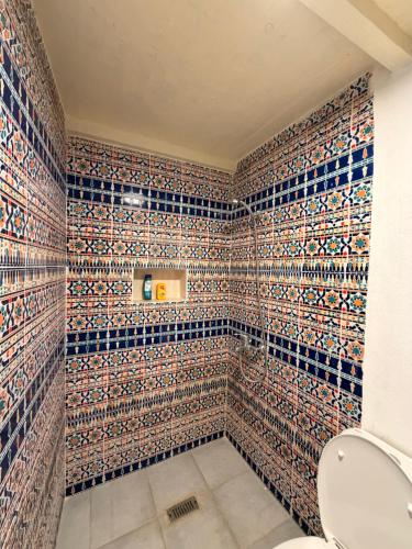 ein Bad mit WC und Wandfliesen in der Unterkunft Riad TiznitSouss in Tiznit