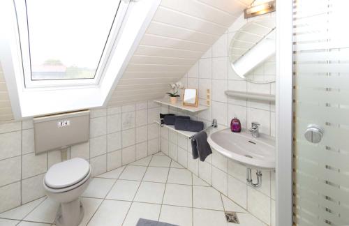 een badkamer met toilet en wastafel bij Studiowohnung in Hohnstorf